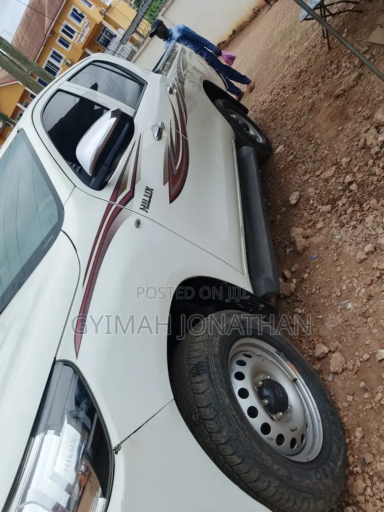 Toyota Hilux Revo Smart Cab Petrol 2.7 RWD 2017 White