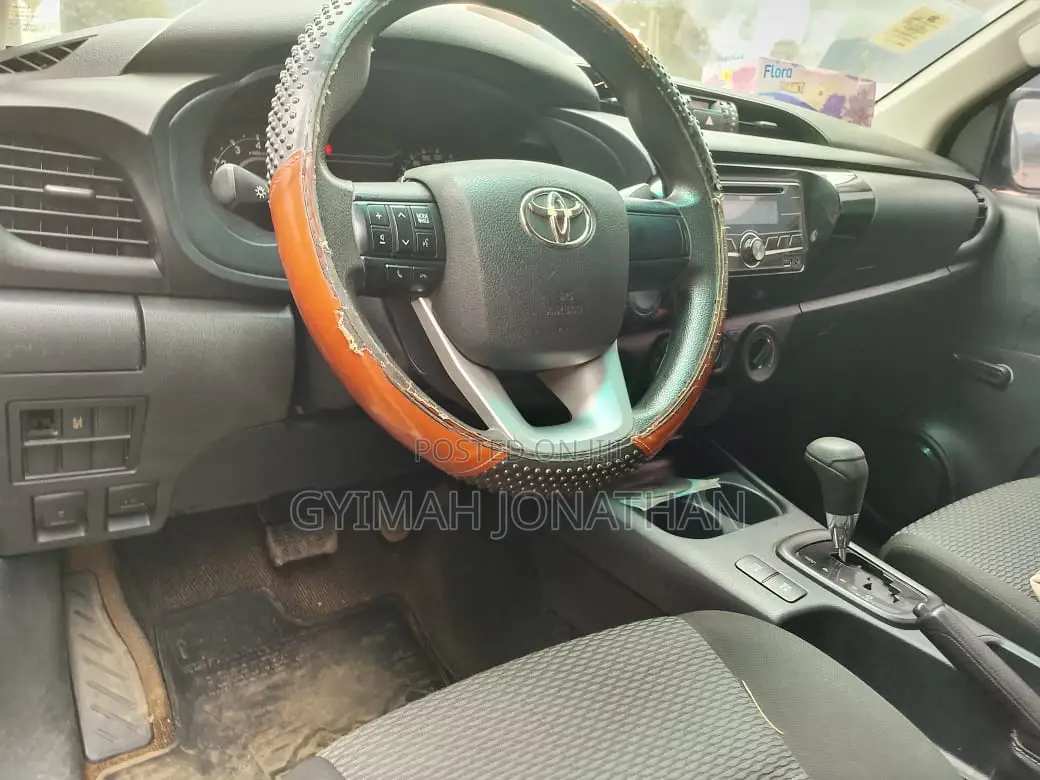 Toyota Hilux Revo Smart Cab Petrol 2.7 RWD 2017 White