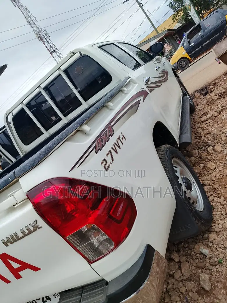 Toyota Hilux Revo Smart Cab Petrol 2.7 RWD 2017 White