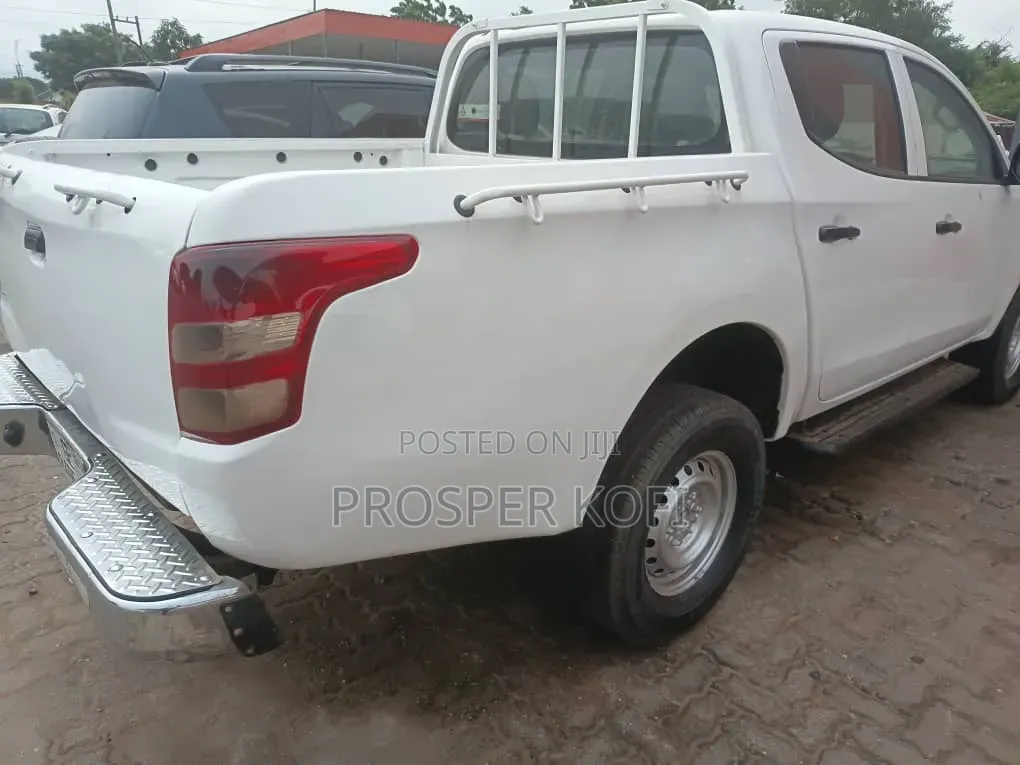 Mitsubishi L200 2011 White