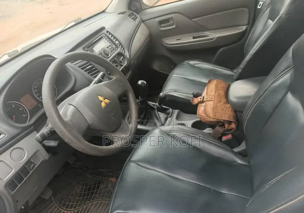 Mitsubishi L200 2011 White