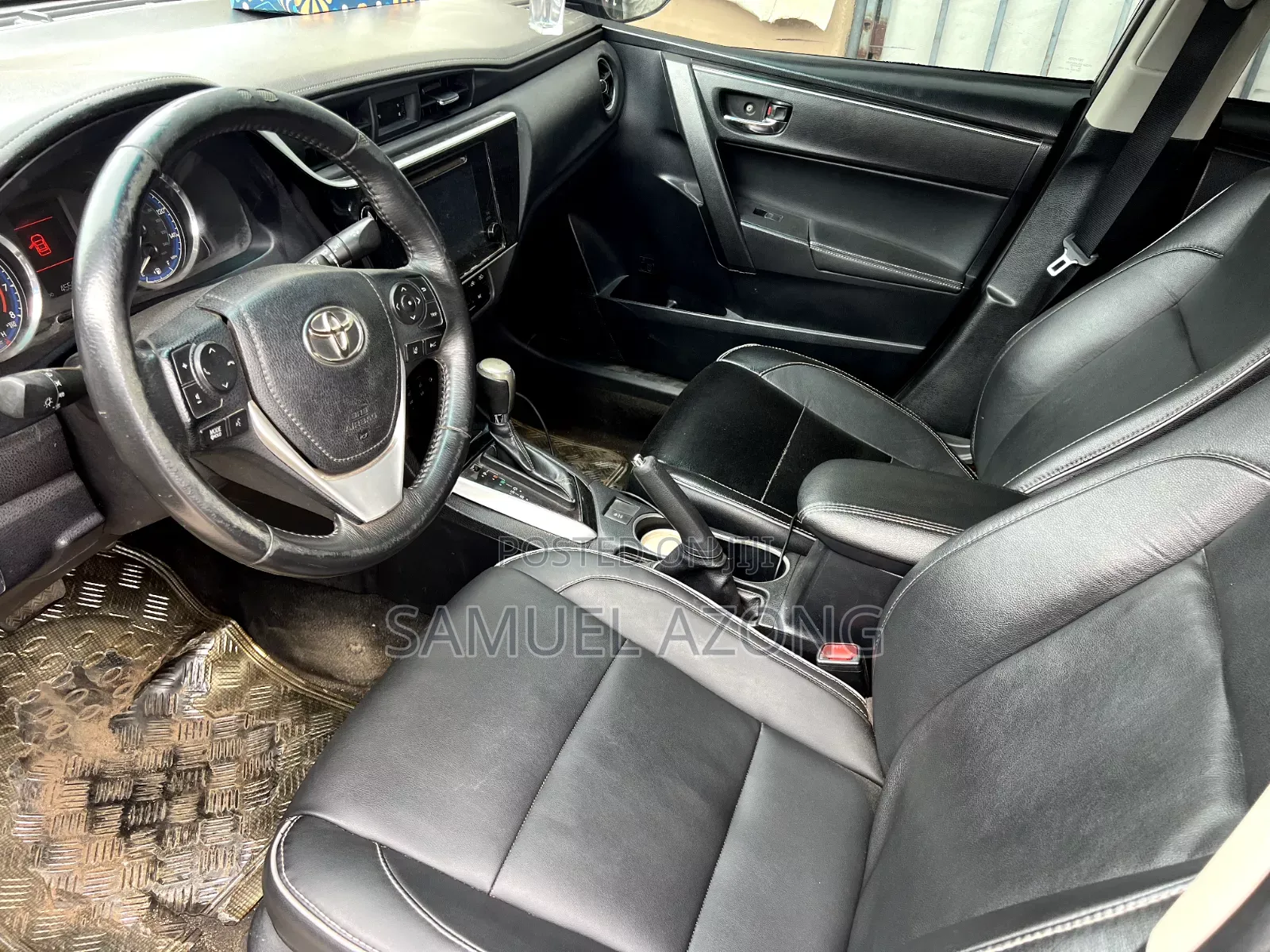 Toyota Corolla XLE (1.8L 4cyl 2A) 2018 Gray