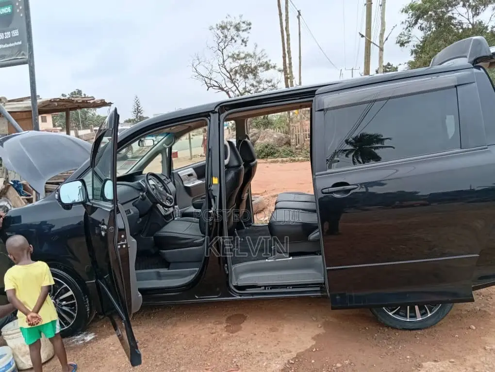 Toyota Voxy X 4WD 8-Seater 2012 Black