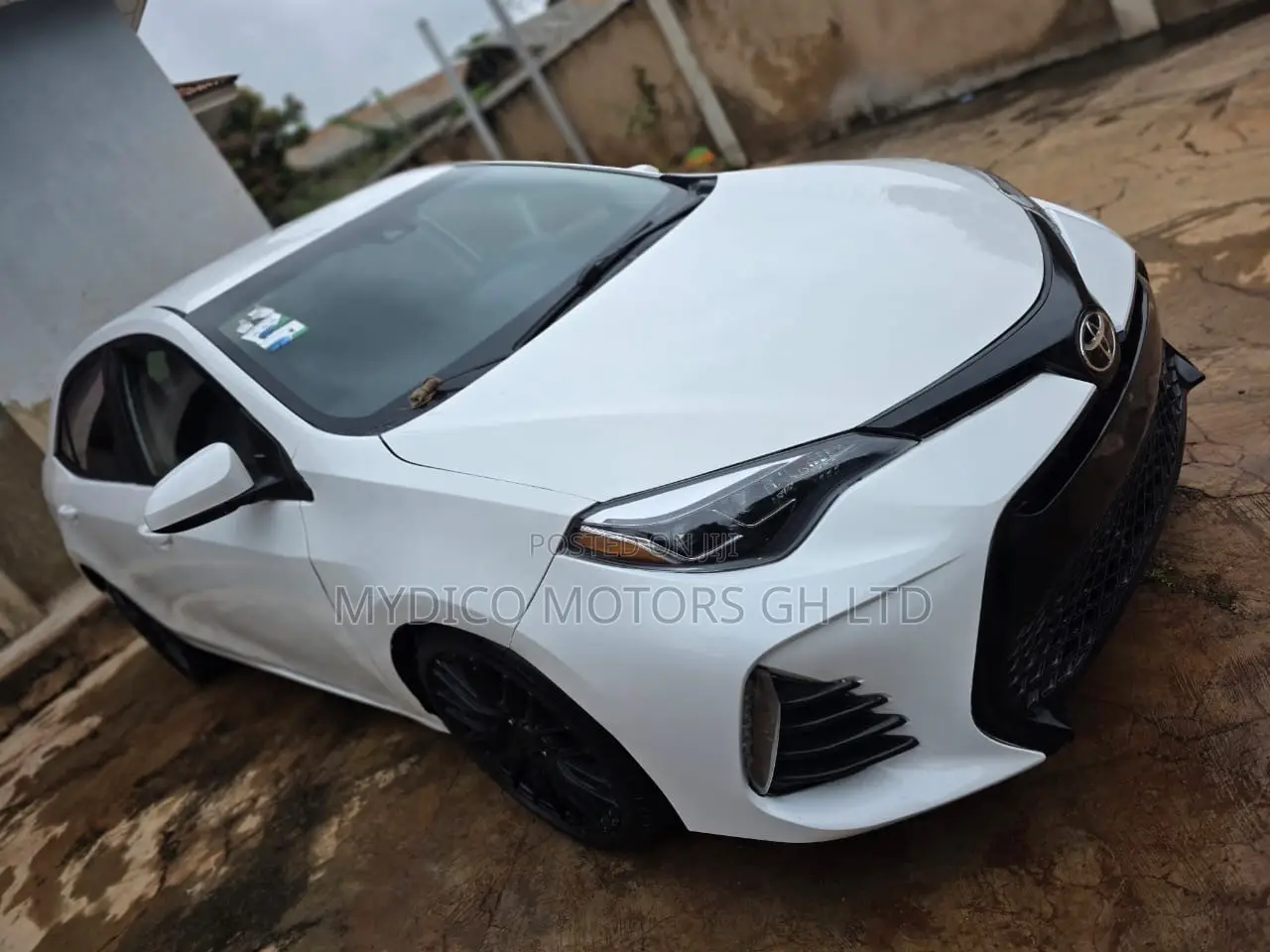 Toyota Corolla LE (1.8L 4cyl 2A) 2018 White
