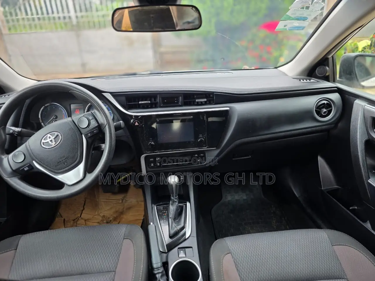 Toyota Corolla LE (1.8L 4cyl 2A) 2018 White