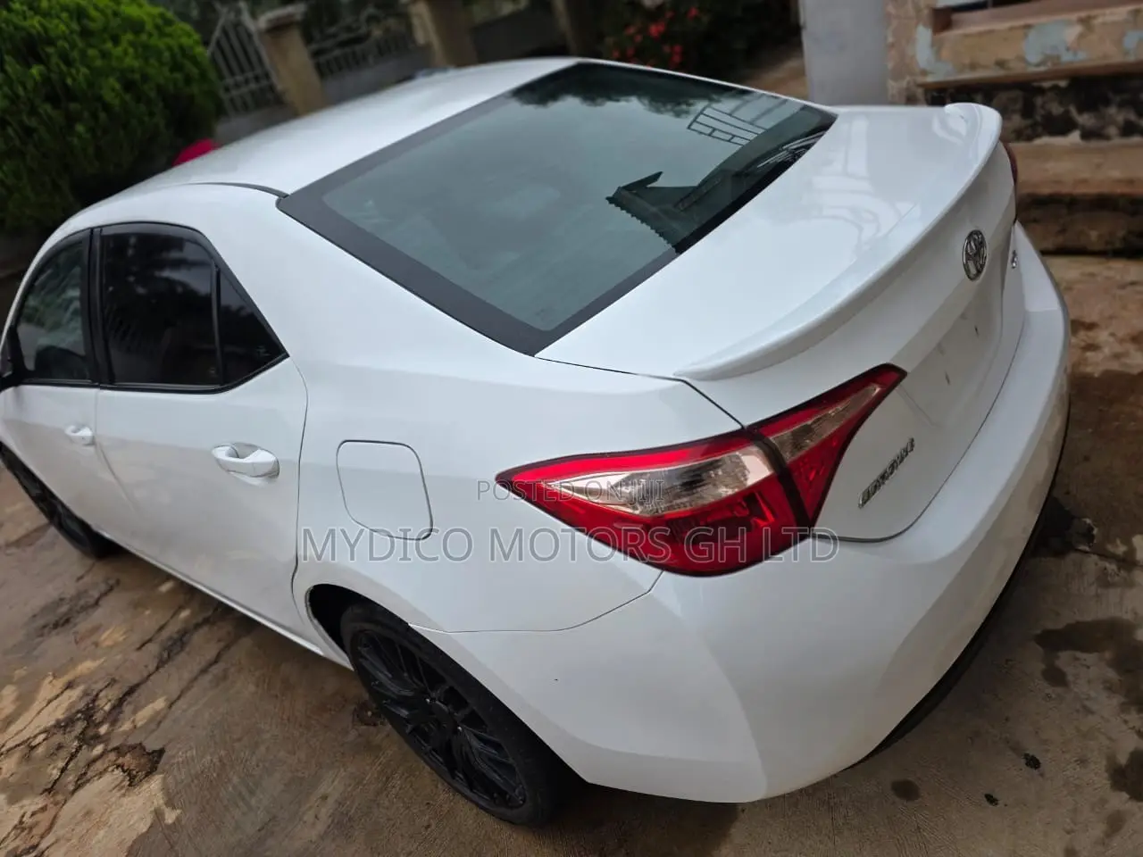 Toyota Corolla LE (1.8L 4cyl 2A) 2018 White