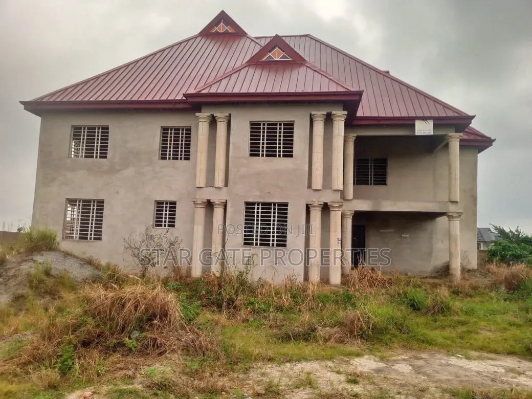 10bdrm House in Ejisu Onwe, Kumasi Metropolitan for sale