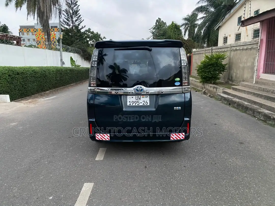 Toyota Voxy Hybrid V 2WD 7-Seater 2014 Black