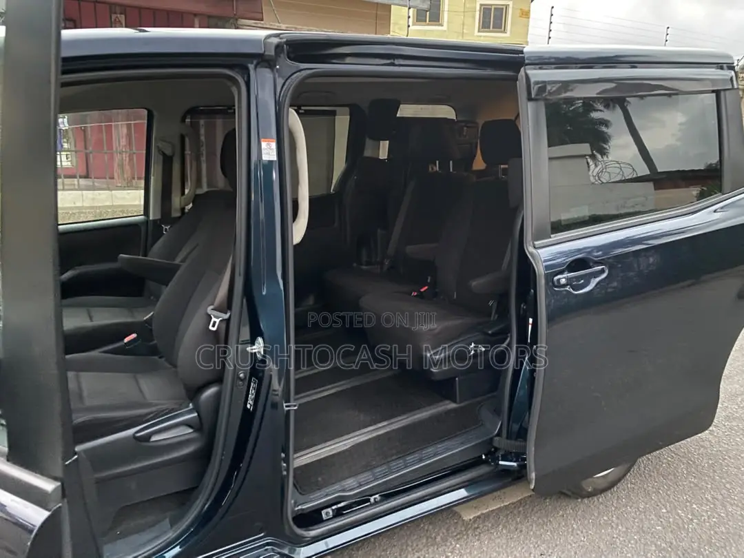 Toyota Voxy Hybrid V 2WD 7-Seater 2014 Black