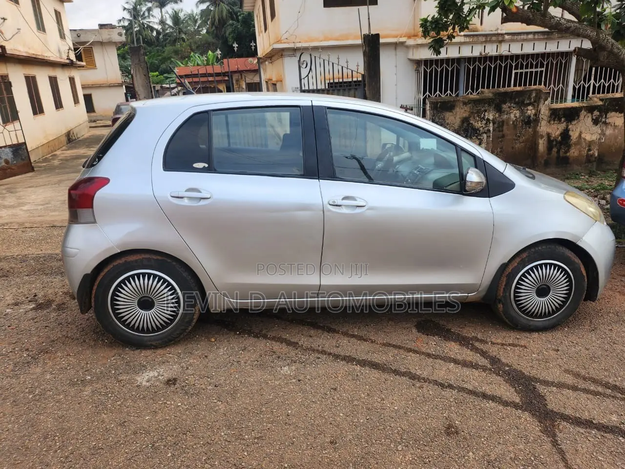 Toyota Vitz 1.3 FWD 5dr 2010 Silver