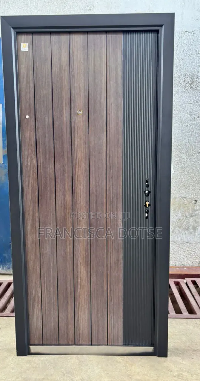 Single Paladin Smooth Door and Handle