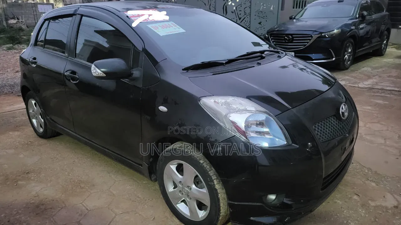 Toyota Yaris Base Hatchback 3dr 2011 Black
