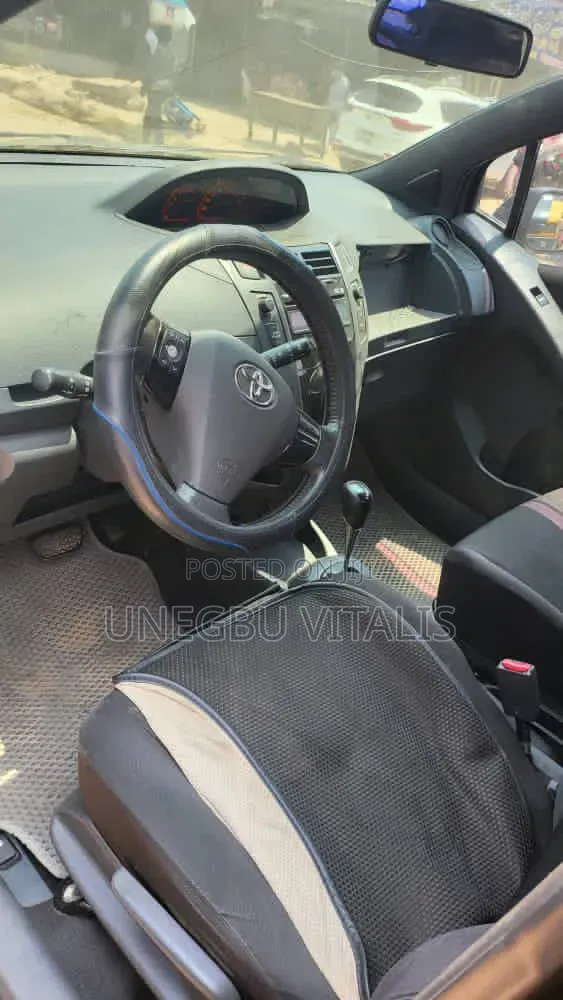 Toyota Yaris Base Hatchback 3dr 2011 Black