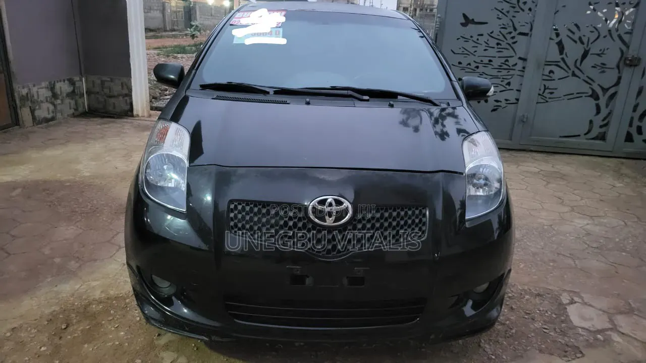 Toyota Yaris Base Hatchback 3dr 2011 Black