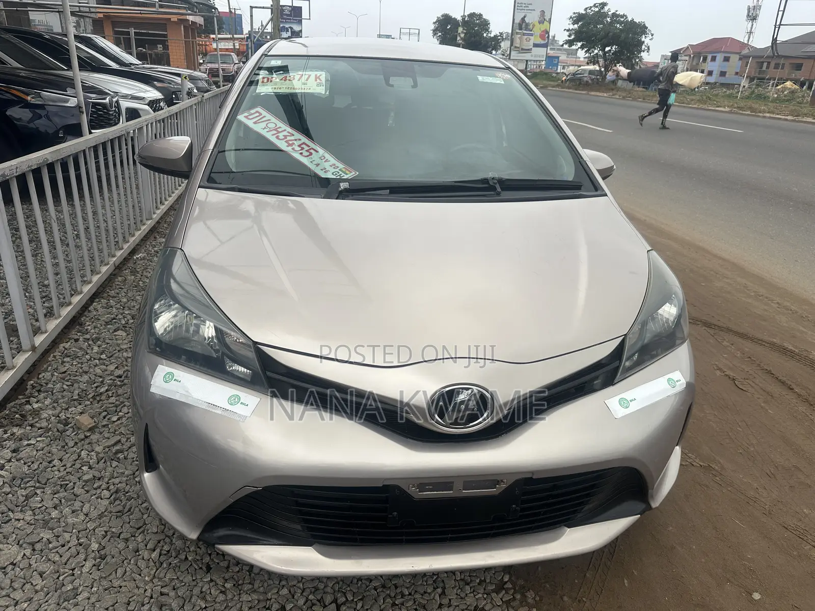 Toyota Vitz 1.0 FWD 3dr 2016 Gold