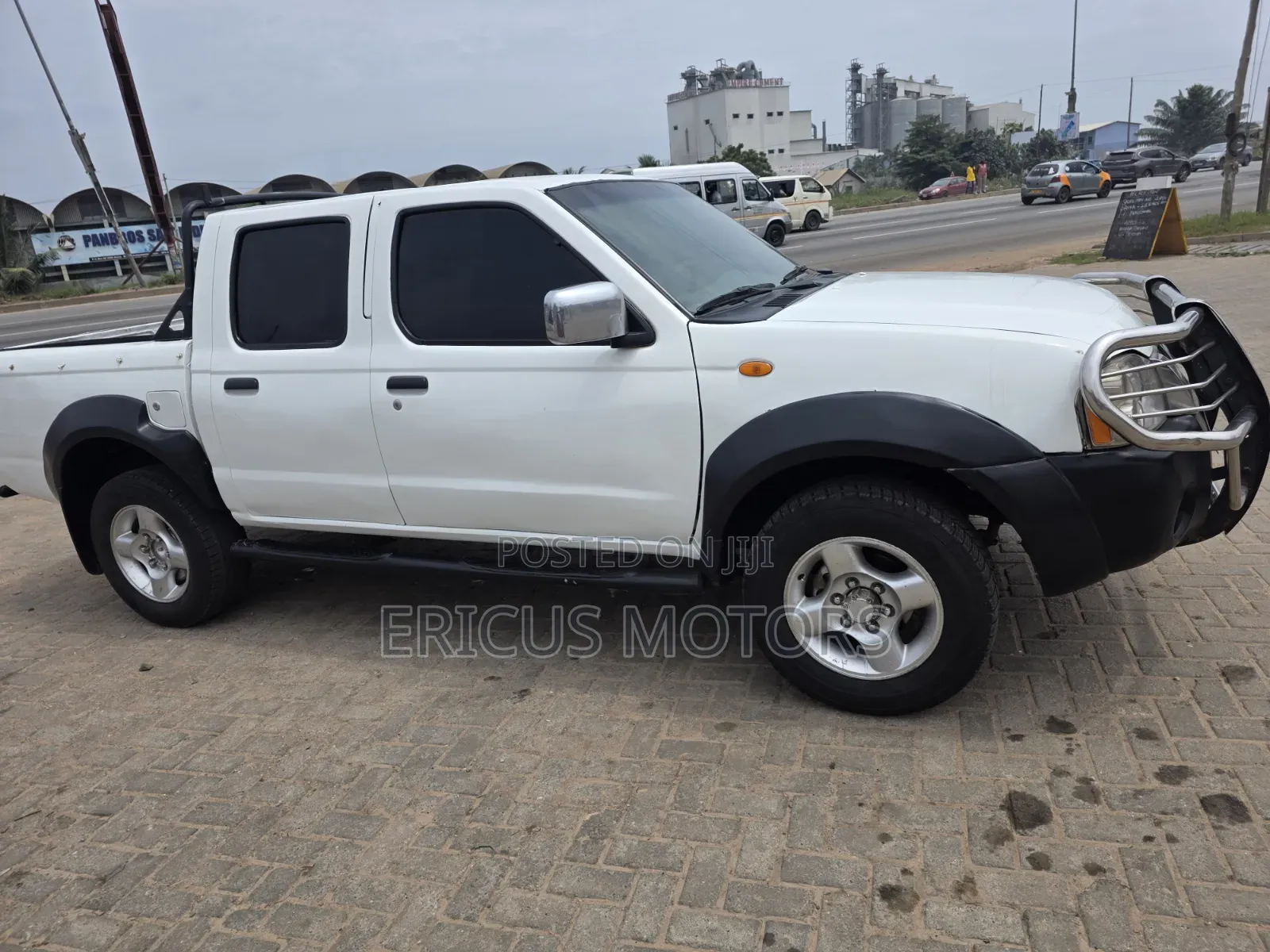 Nissan Pick-Up 2006 White