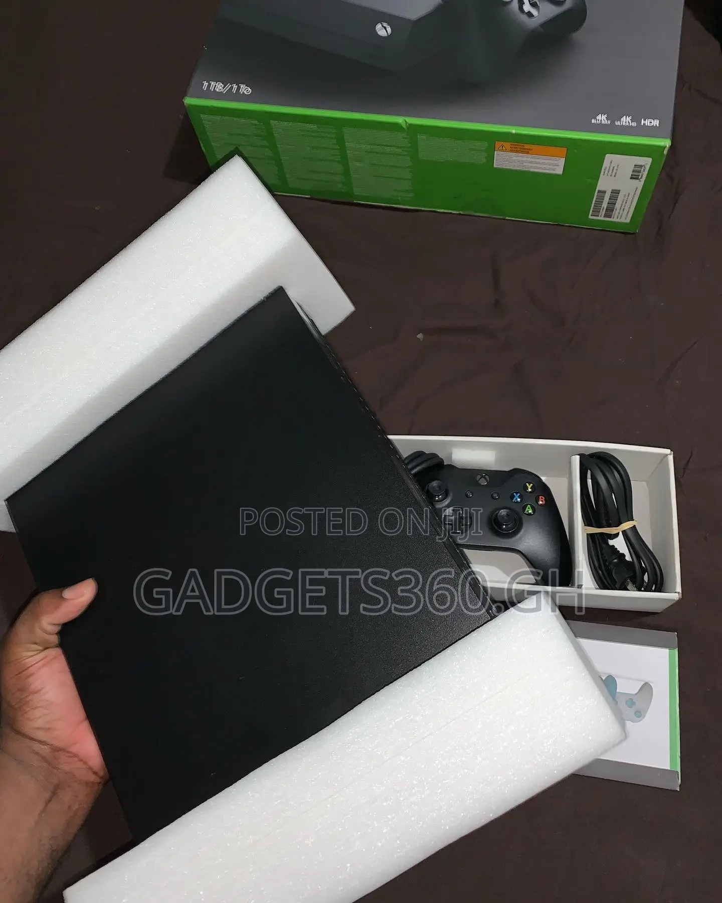 Microsoft Xbox One X (1TB + 12GB RAM)
