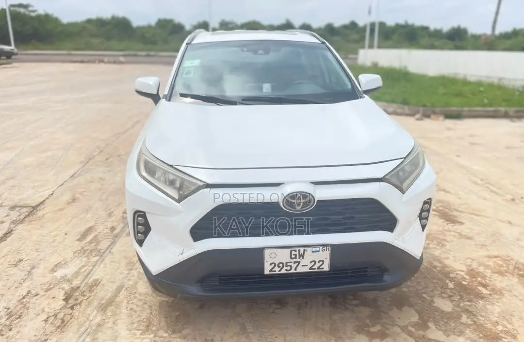 Toyota RAV4 XLE AWD 2019 White