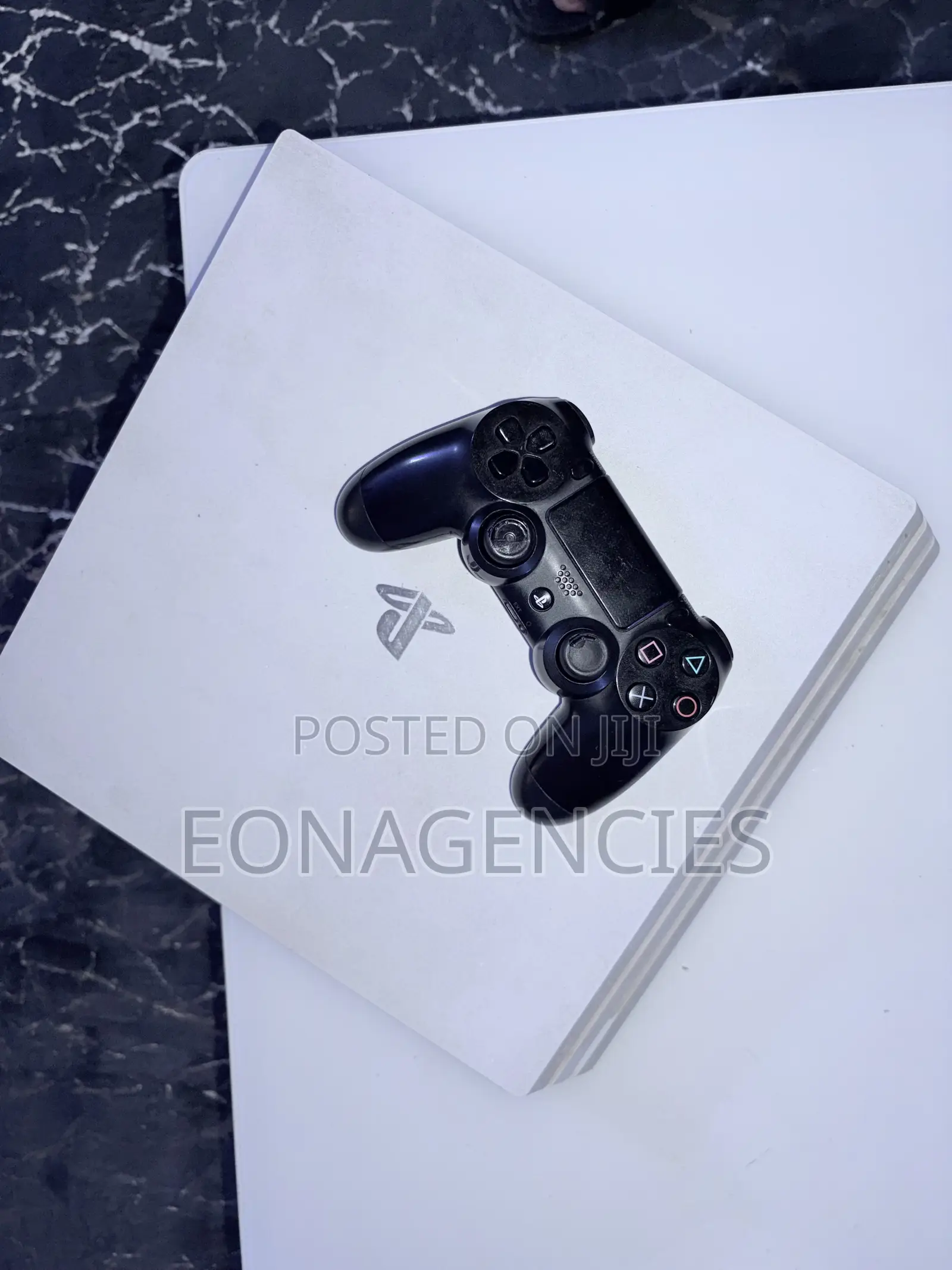 Sony PlayStation 4 PRO + One PS4 Controller