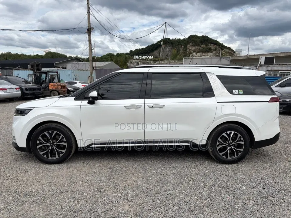 Kia Carnival 2023 White