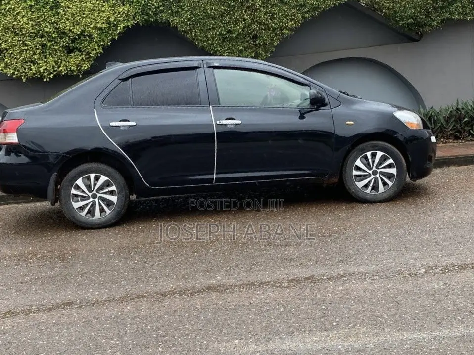 Toyota Yaris Base Sedan 4dr 2010 Black