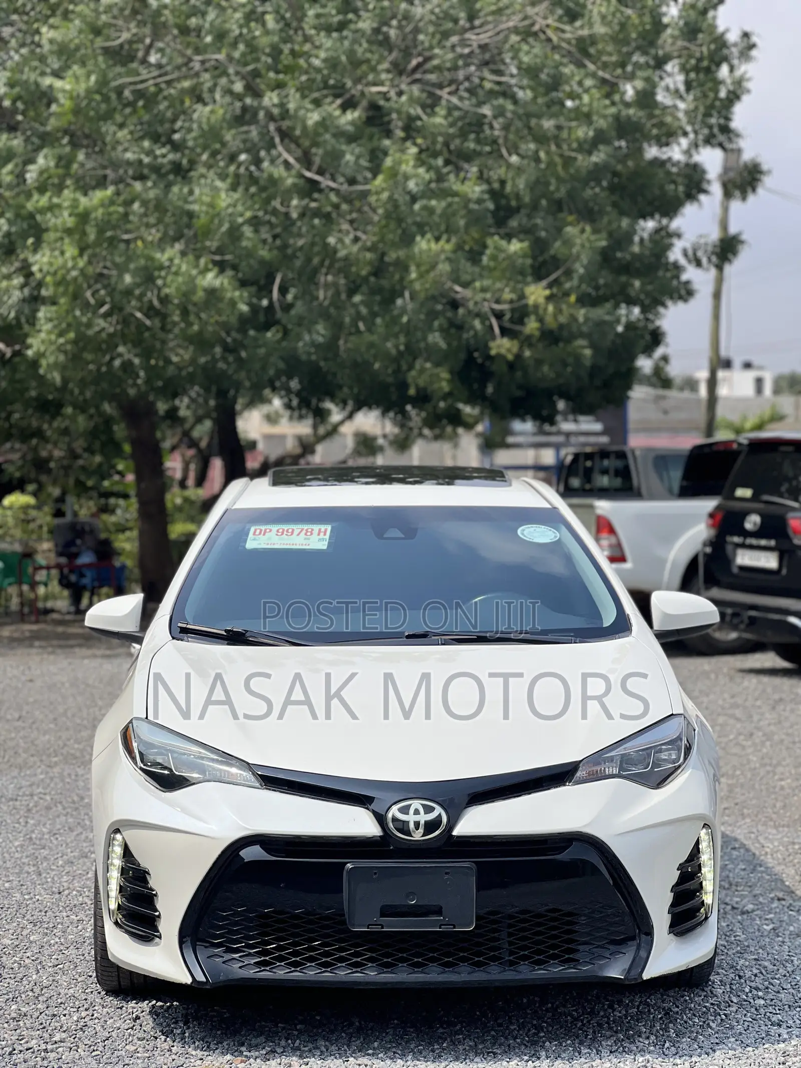 Toyota Corolla XLE (1.8L 4cyl 2A) 2018 White