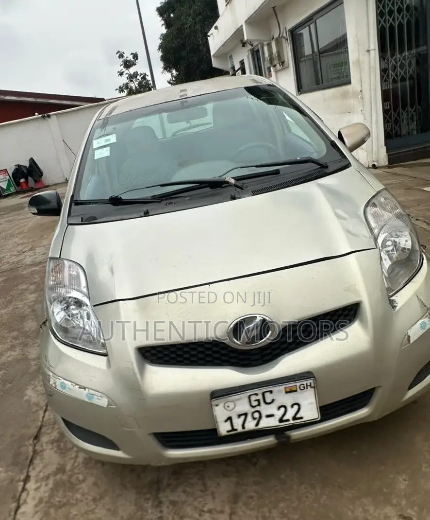 Toyota Vitz 2010 Silver