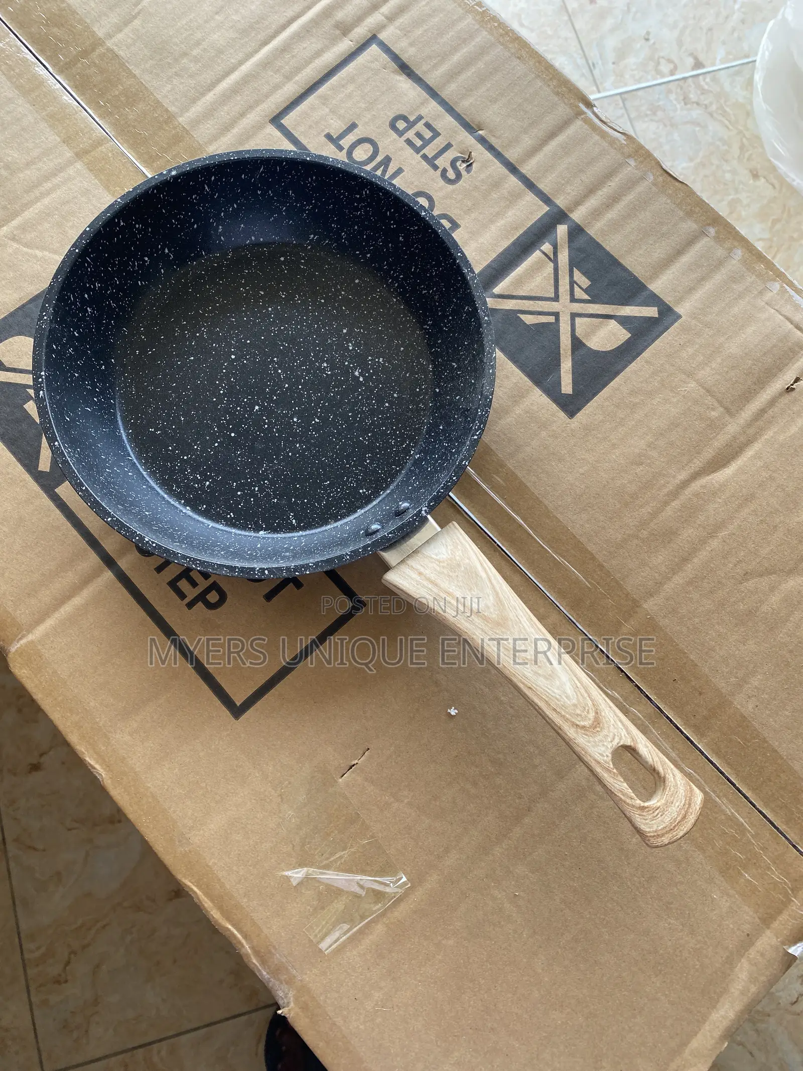 20cm Marble Granite Fry Pan With Wooden Grip