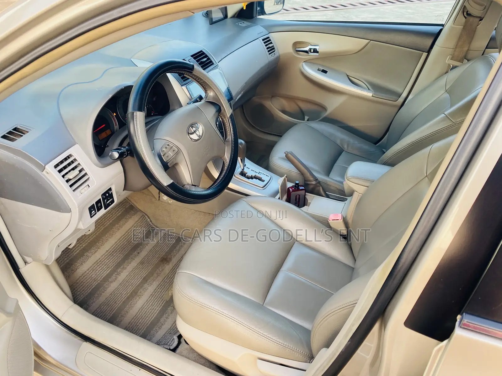 Toyota Corolla LE 4dr Sedan (1.8L 4cyl 4A) 2011 Gold