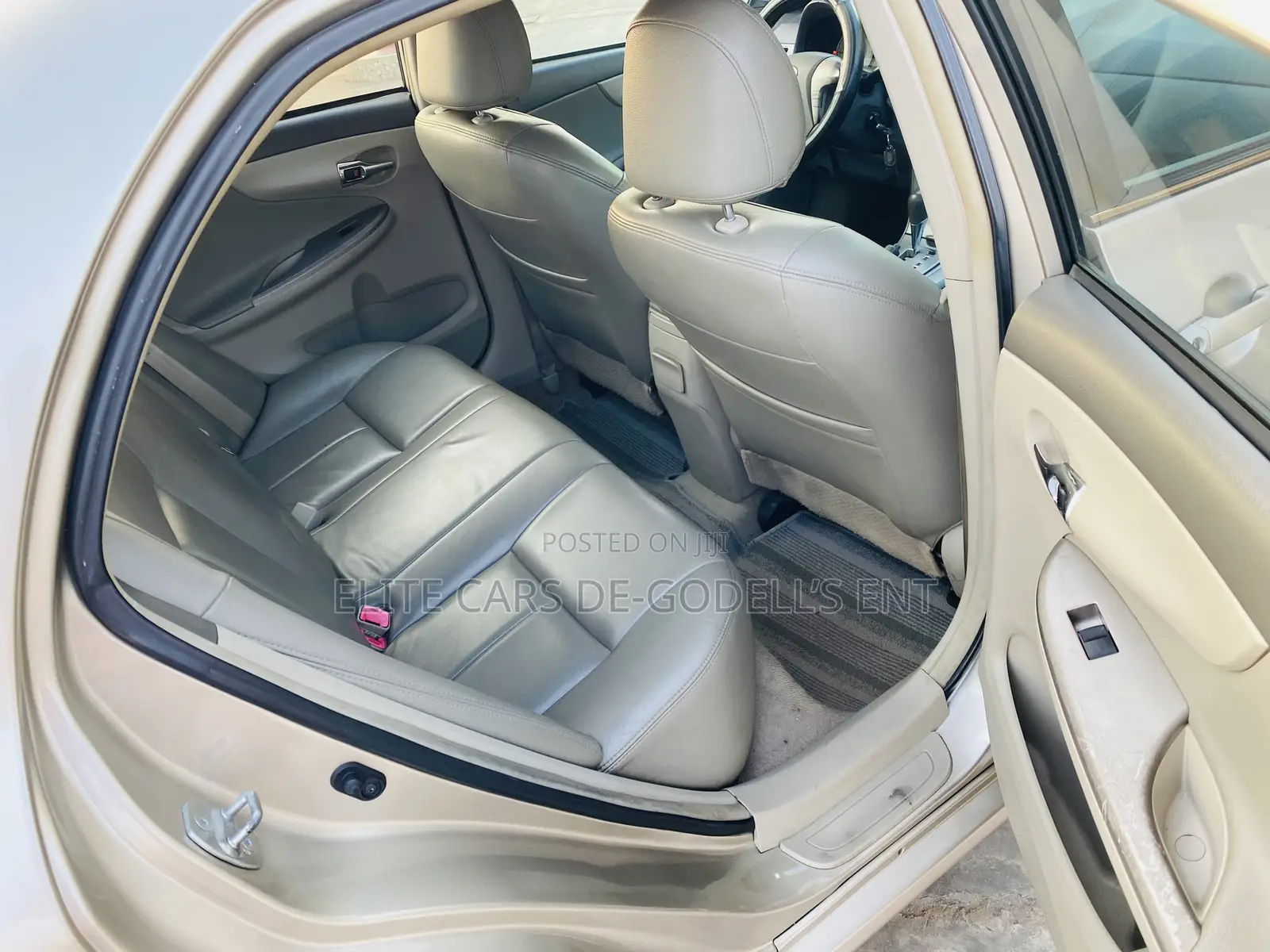 Toyota Corolla LE 4dr Sedan (1.8L 4cyl 4A) 2011 Gold