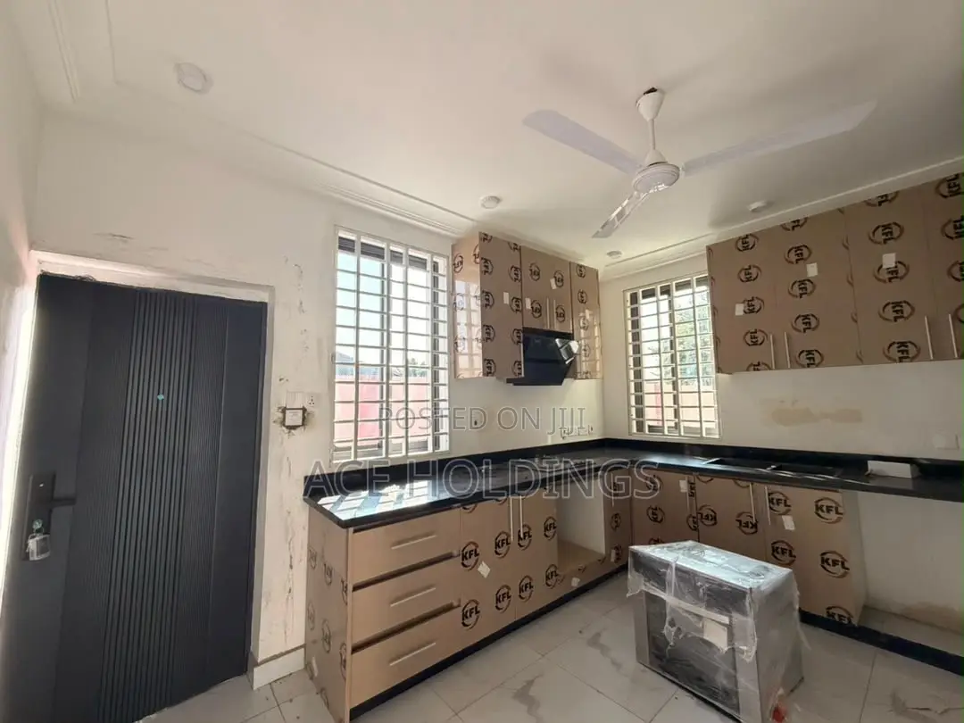 3bdrm Townhouse / Terrace in Nanakrom, School Junction for rent