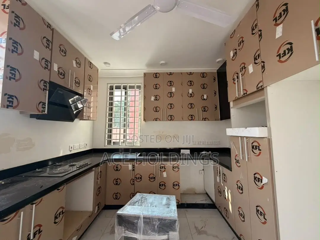 3bdrm Townhouse / Terrace in Nanakrom, School Junction for rent