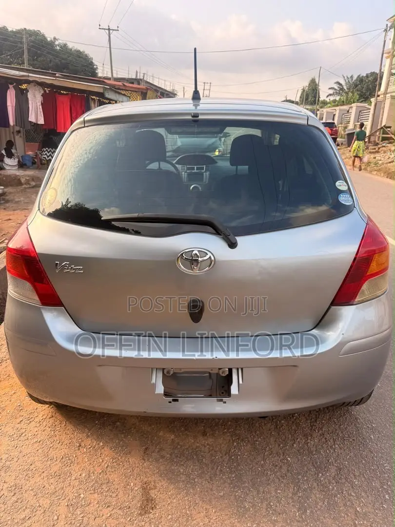 Toyota Vitz 1.3 FWD 5dr 2010 Gray