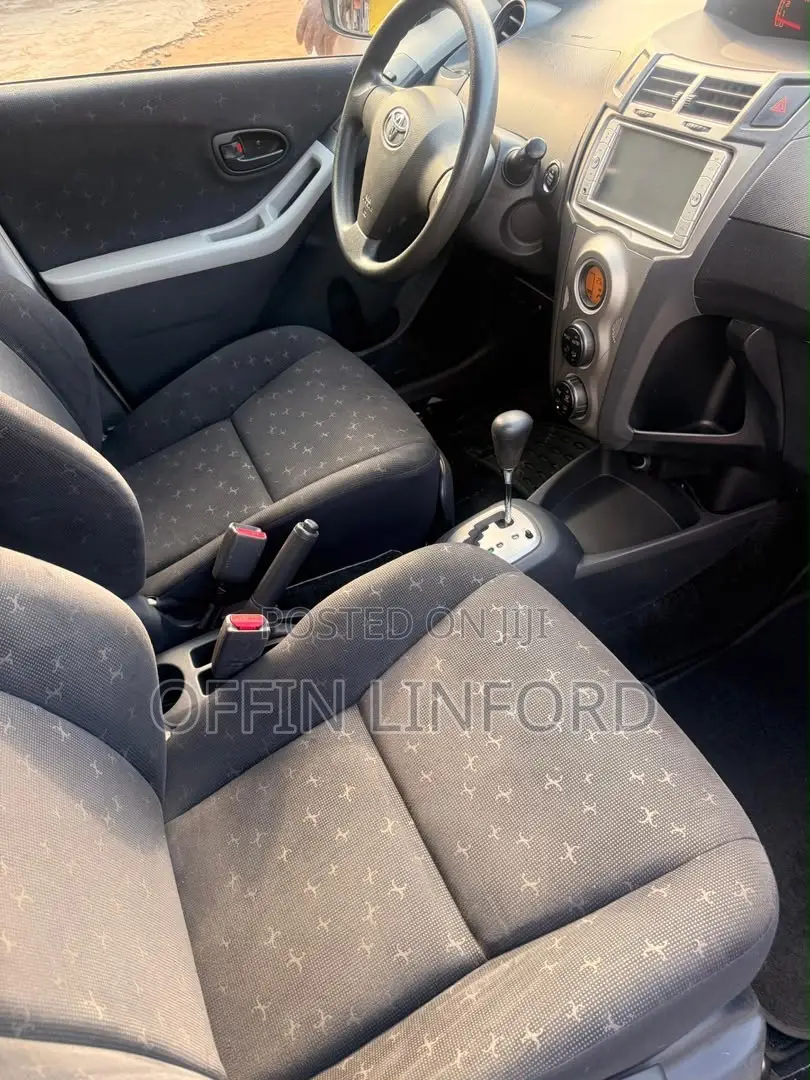 Toyota Vitz 1.3 FWD 5dr 2010 Gray