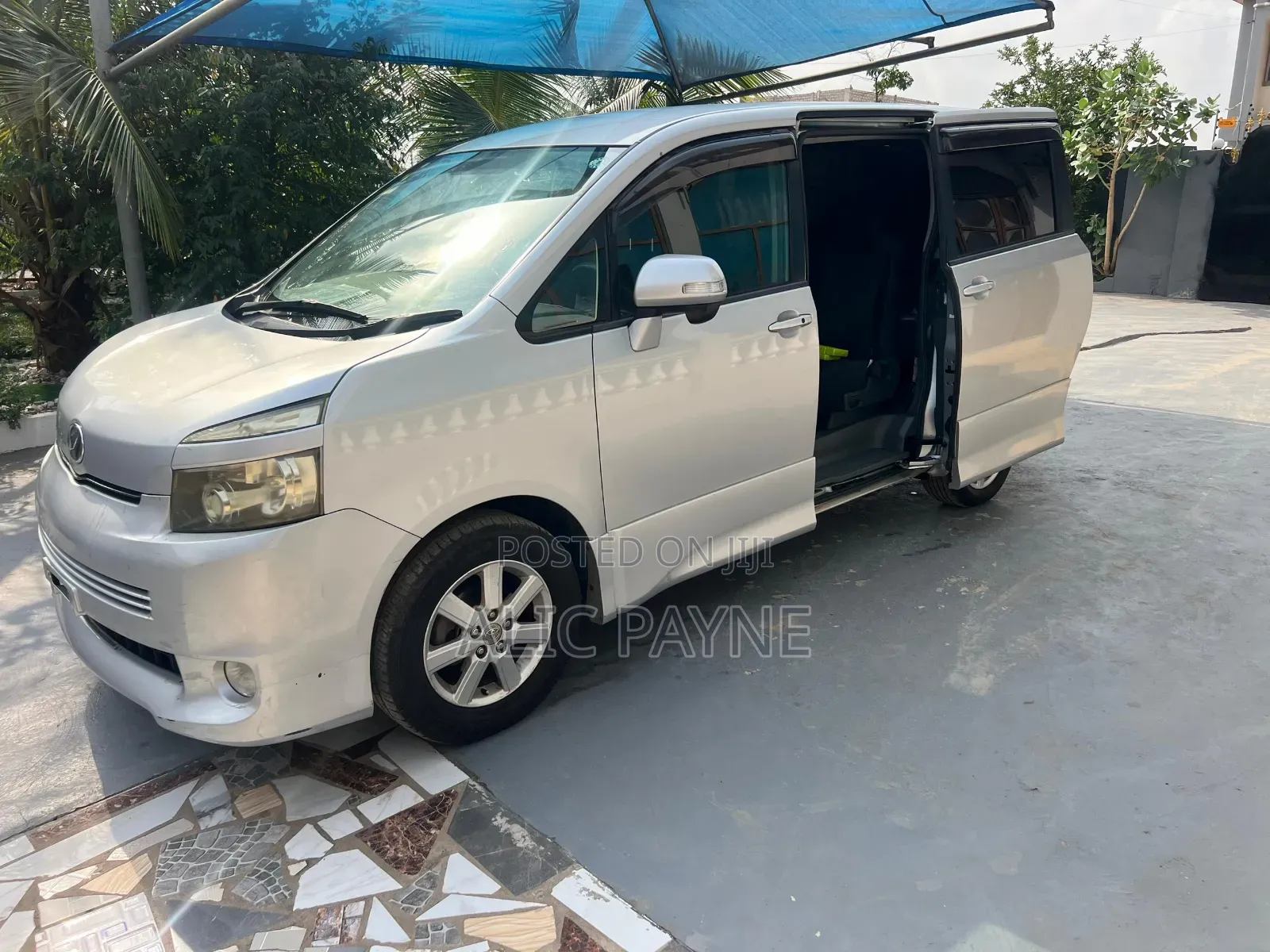 Toyota Voxy 2011 Silver