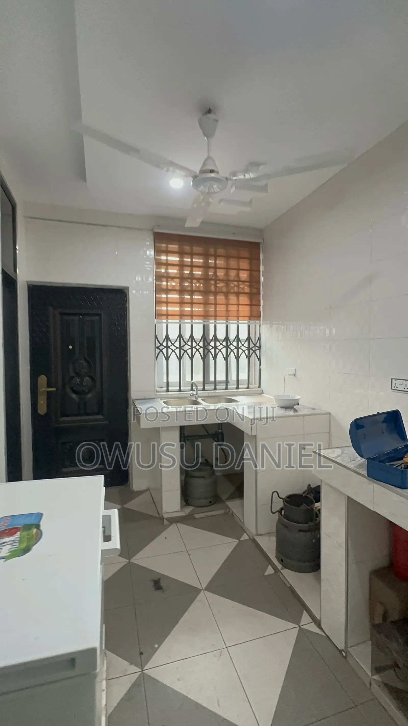 6bdrm Block of Flats in Kumasi Abrepo for sale