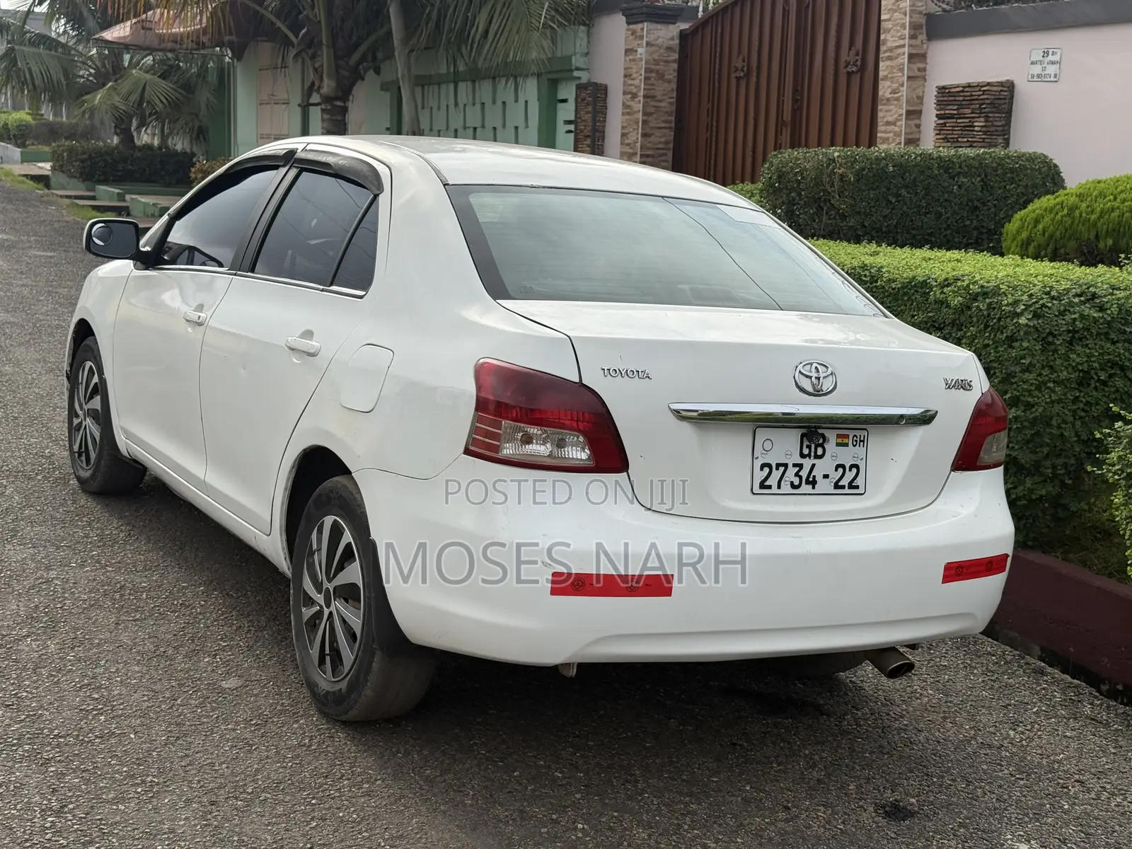 Toyota Yaris Base Sedan 4dr 2010 White