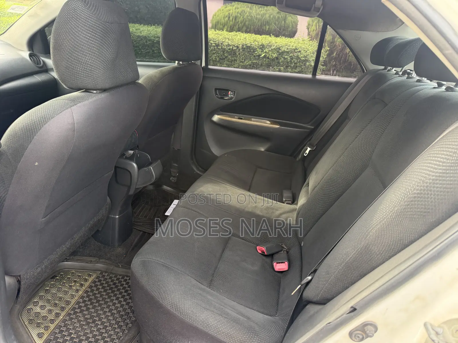 Toyota Yaris Base Sedan 4dr 2010 White