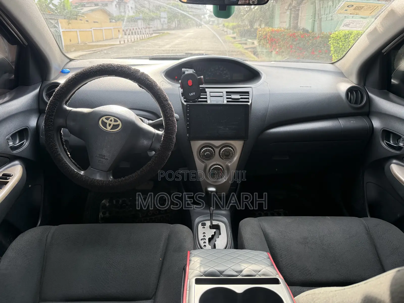 Toyota Yaris Base Sedan 4dr 2010 White