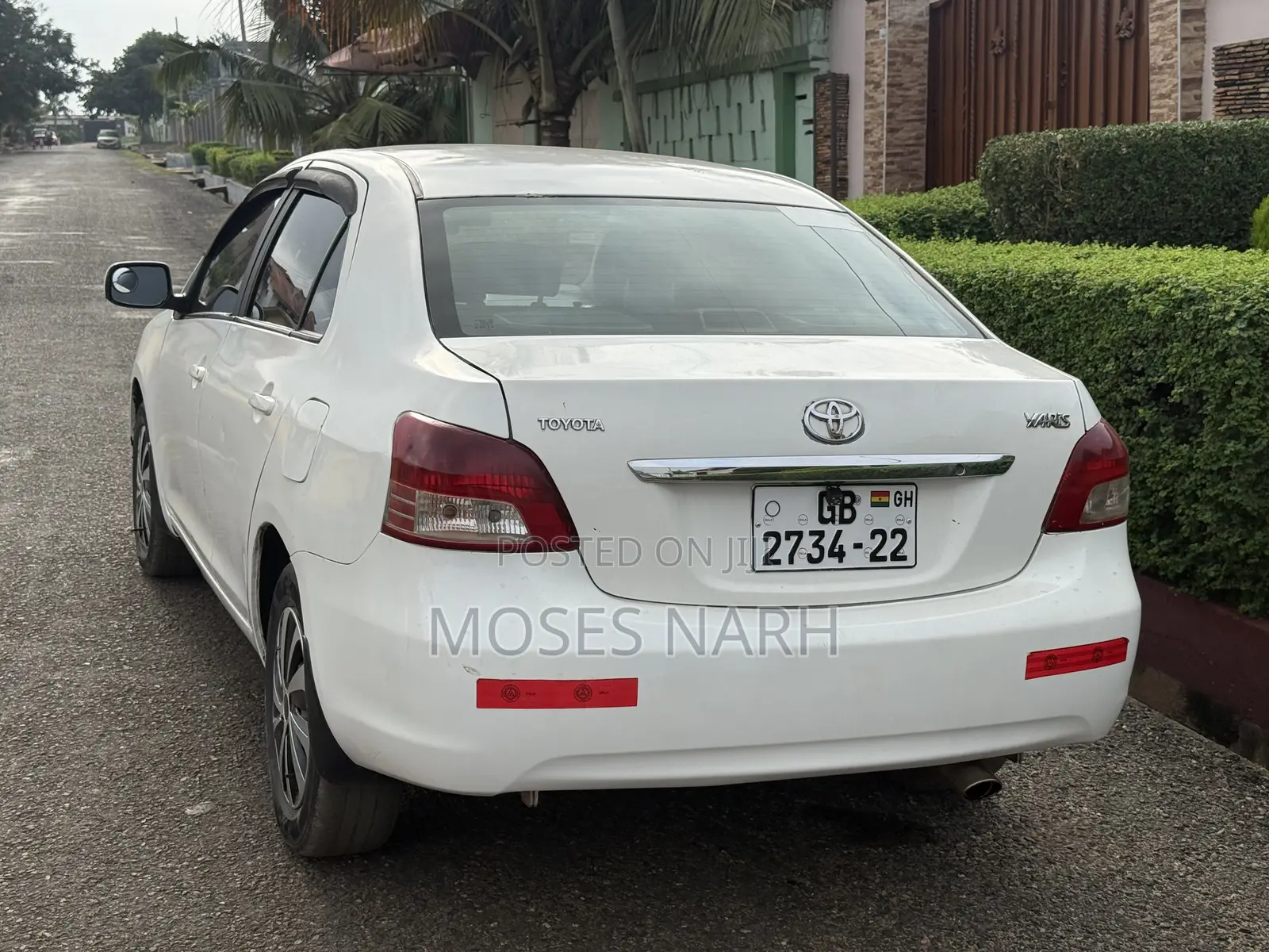 Toyota Yaris Base Sedan 4dr 2010 White