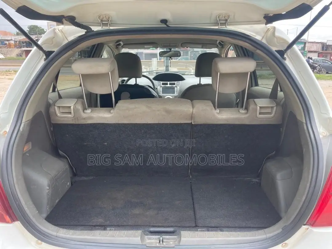 Toyota Vitz 2010 White