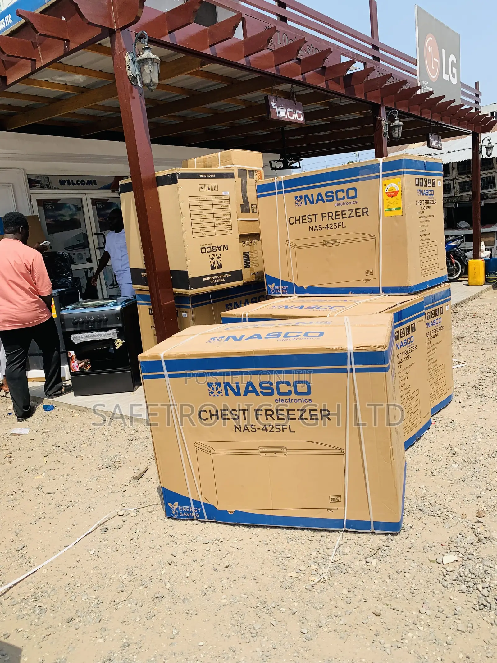Durable Sleek Nasco NAS-425FL 318-Liter Single-Door Chest Freezer