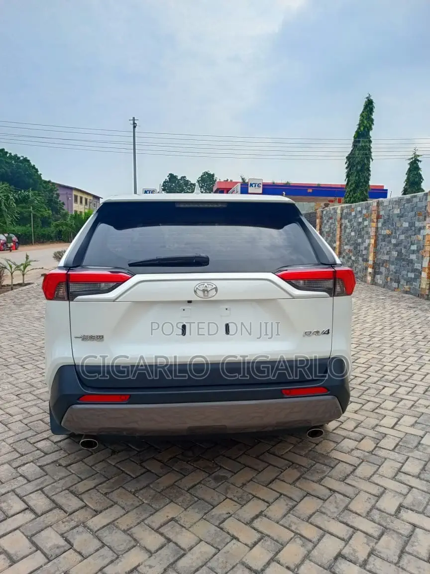 Toyota RAV4 XLE Premium 2022 White
