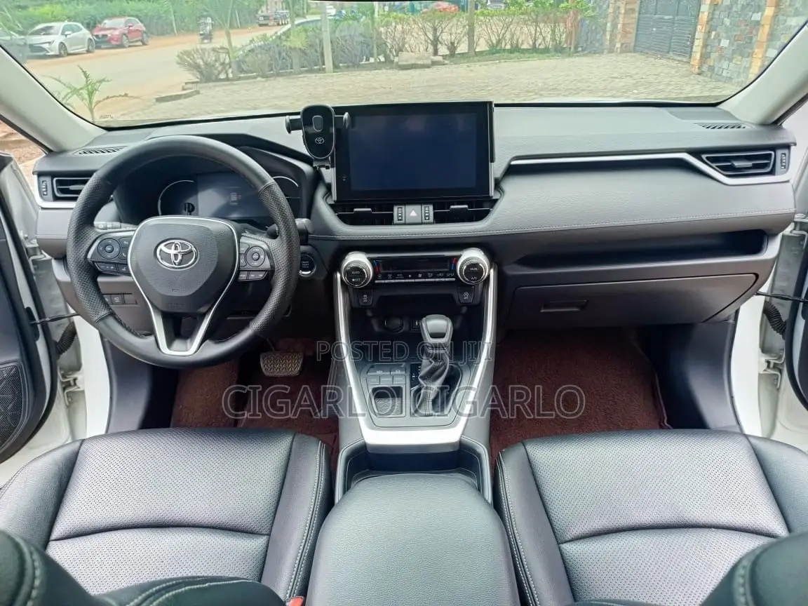 Toyota RAV4 XLE Premium 2022 White