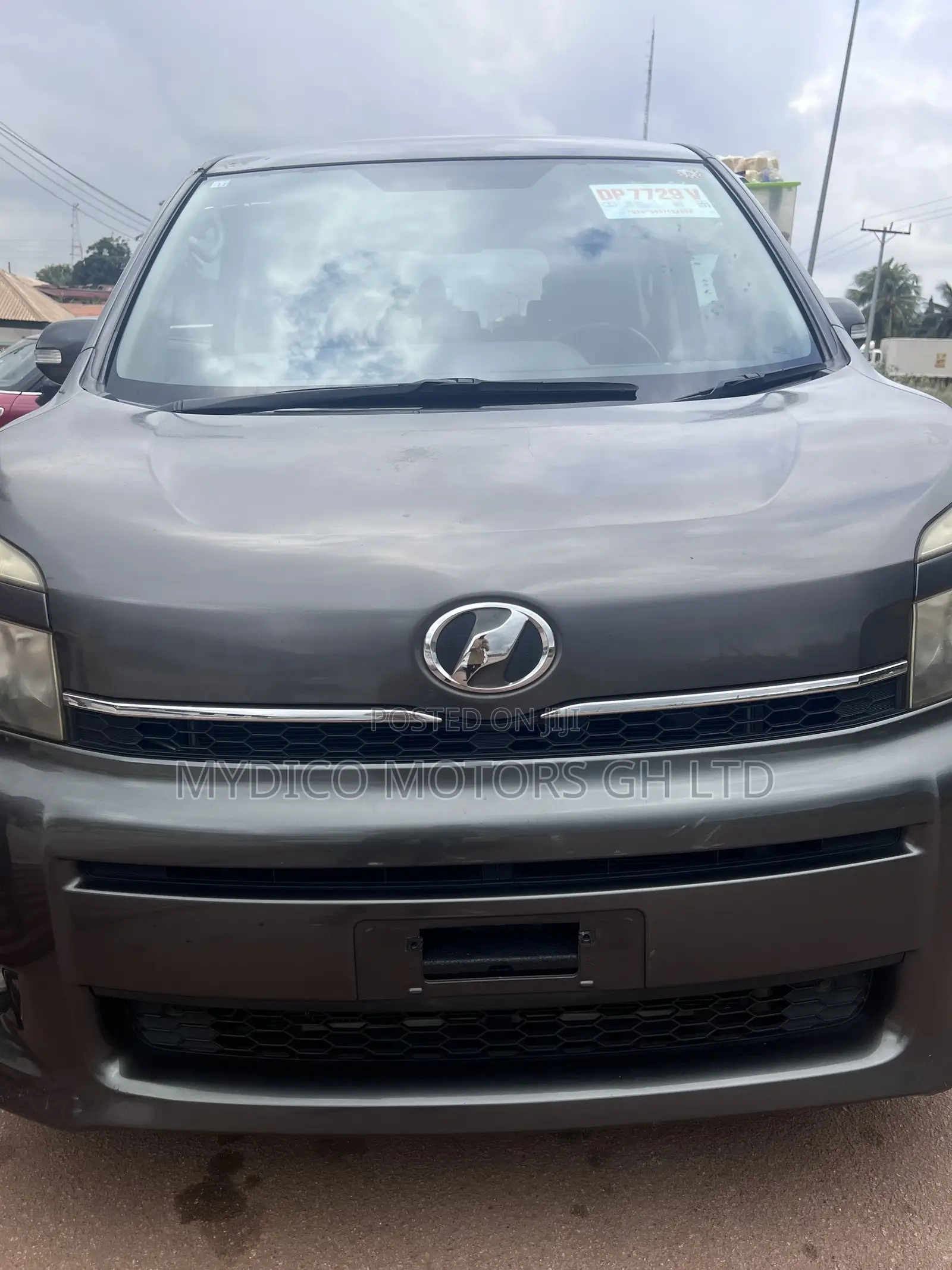Toyota Voxy X L Edition 2WD 8-Seater 2012 Gray