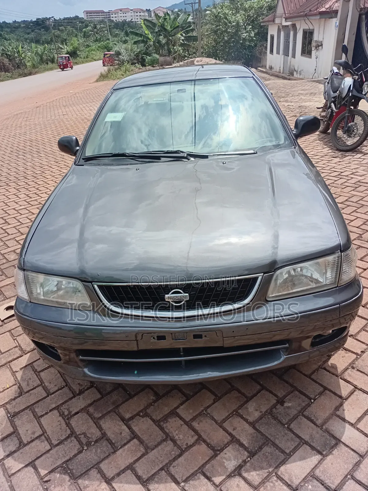 Nissan Sunny 2000 Black