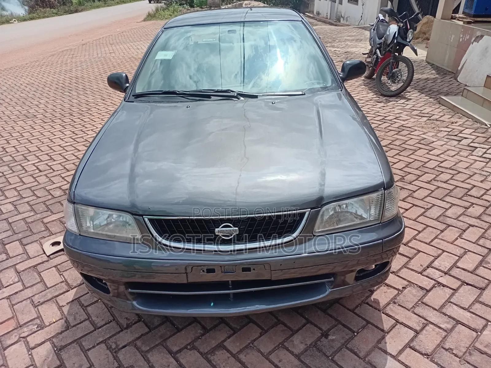 Nissan Sunny 2000 Black
