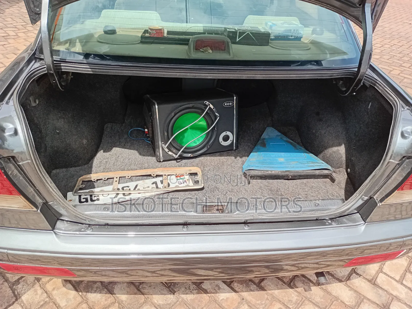 Nissan Sunny 2000 Black