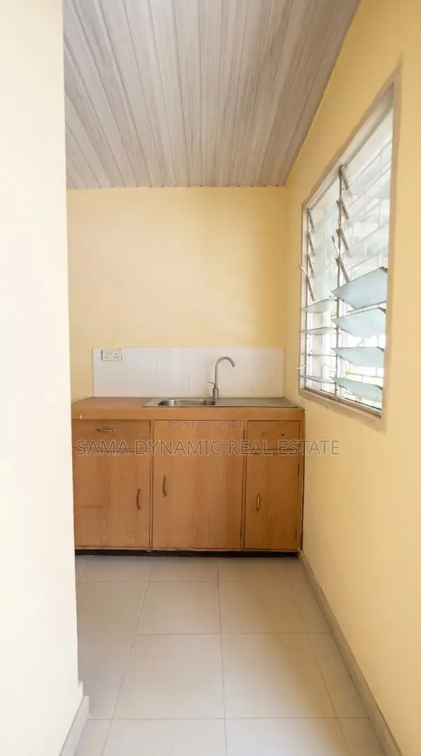 12bdrm House in Cantonment, Cantonments for rent