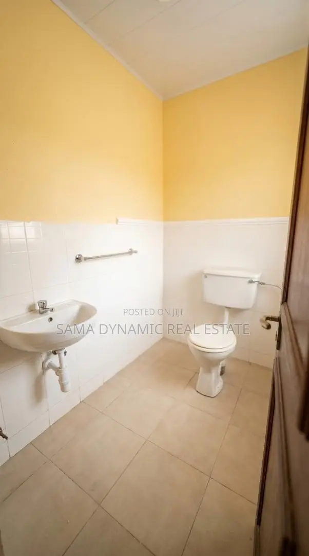 12bdrm House in Cantonment, Cantonments for rent